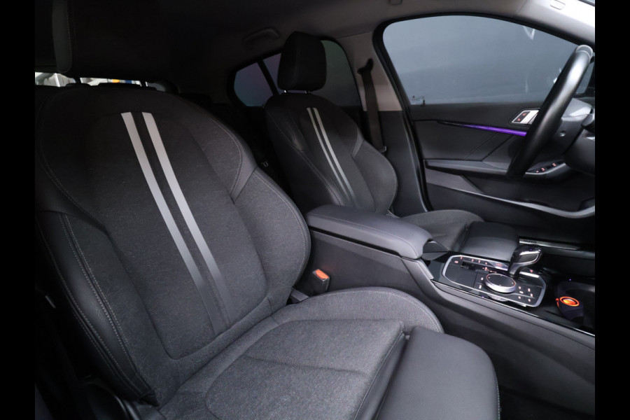 BMW 1-serie 118i M Sport [SFEERVERLICHTING, APPLE CARPLAY, ANDROID AUTO, STOELVERWARMING, M SPORTSTUUR, CRUISE CONTROL, NIEUWSTAAT]