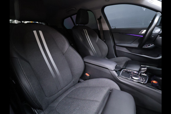 BMW 1-serie 118i M Sport [SFEERVERLICHTING, APPLE CARPLAY, ANDROID AUTO, STOELVERWARMING, M SPORTSTUUR, CRUISE CONTROL, NIEUWSTAAT]