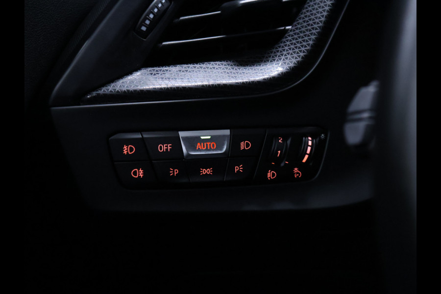 BMW 1-serie 118i M Sport [SFEERVERLICHTING, APPLE CARPLAY, ANDROID AUTO, STOELVERWARMING, M SPORTSTUUR, CRUISE CONTROL, NIEUWSTAAT]
