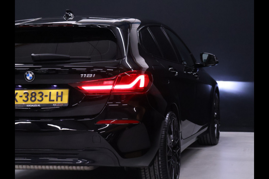 BMW 1-serie 118i M Sport [SFEERVERLICHTING, APPLE CARPLAY, ANDROID AUTO, STOELVERWARMING, M SPORTSTUUR, CRUISE CONTROL, NIEUWSTAAT]