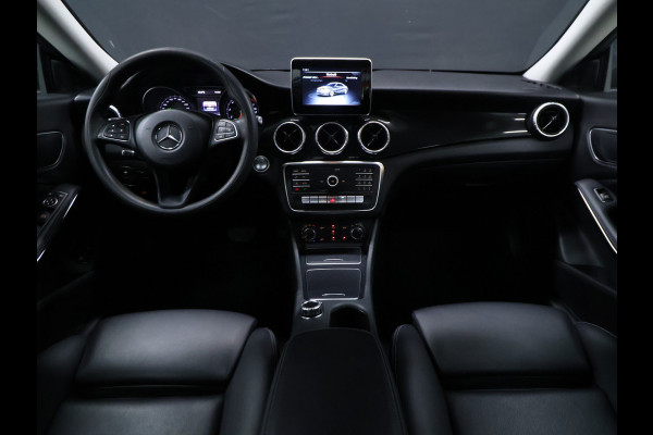Mercedes-Benz CLA-Klasse 180 AMG [APPLE CARPLAY, AMG VELG, LEDER INTERIEUR, CRUISE CONTROL, AUTOMATISCH DIMLICHT, SCHAKELFLIPPERS, NIEUWSTAAT]