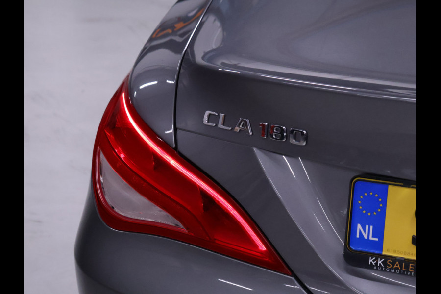 Mercedes-Benz CLA-Klasse 180 AMG [APPLE CARPLAY, AMG VELG, LEDER INTERIEUR, CRUISE CONTROL, AUTOMATISCH DIMLICHT, SCHAKELFLIPPERS, NIEUWSTAAT]