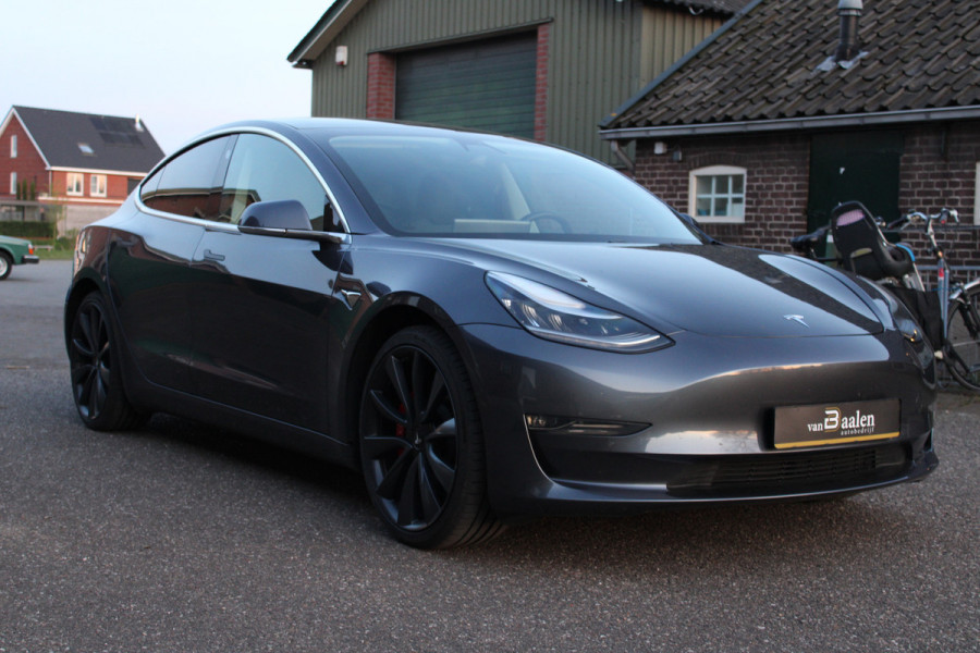Tesla Model 3 Performance AWD 75 kWh SOh LEER NAVI PANO 105000KM!!