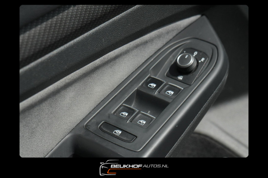 Volkswagen Golf 1.5 eTSI R-Line Pano H&K Audio Cruise Camera