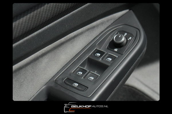 Volkswagen Golf 1.5 eTSI R-Line Pano H&K Audio Cruise Camera