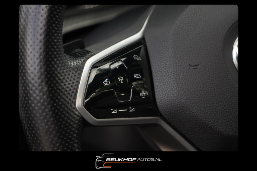 Volkswagen Golf 1.5 eTSI R-Line Pano H&K Audio Cruise Camera