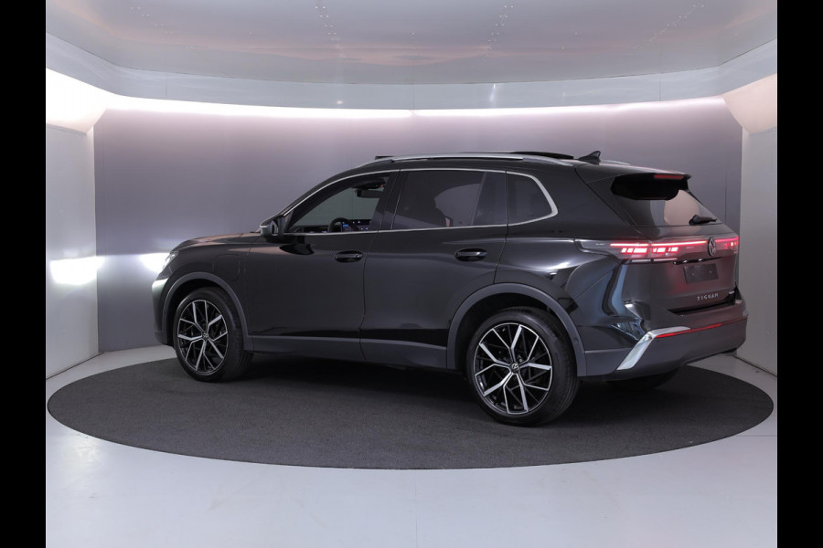 Volkswagen Tiguan 1.5 eHybrid Elegance 204 pk Automaat (DSG) | SOH 100% | Verlengde garantie | Navigatie | Panoramadak | Trekhaak (wegklapbaar) | Parkeersensoren (Park assist) | Rondomzicht camera | Stoelverwarming v/a |