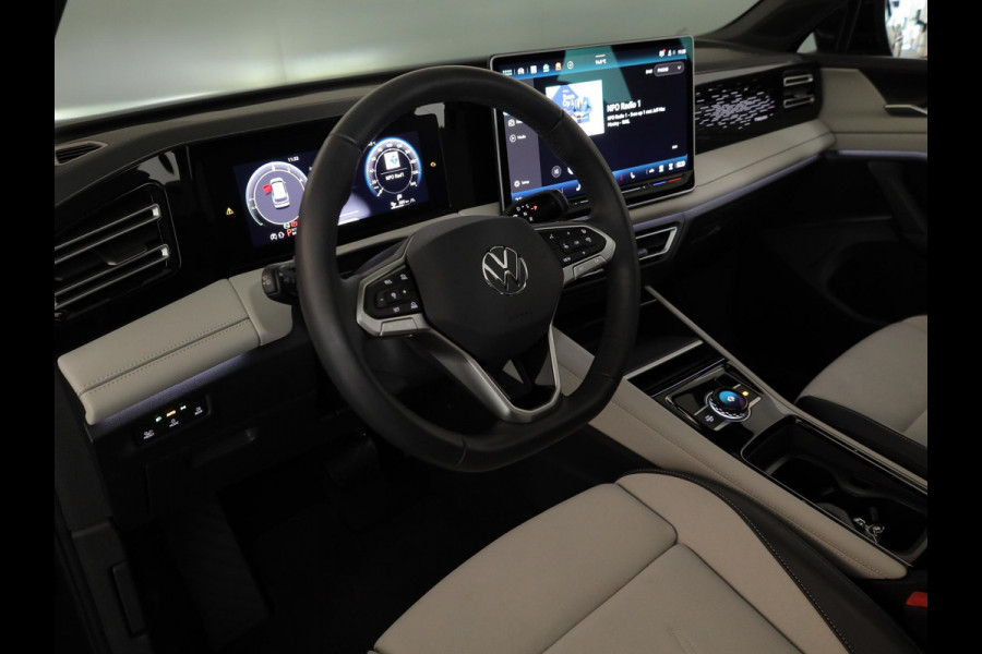 Volkswagen Tiguan 1.5 eHybrid Elegance 204 pk Automaat (DSG) | SOH 100% | Verlengde garantie | Navigatie | Panoramadak | Trekhaak (wegklapbaar) | Parkeersensoren (Park assist) | Rondomzicht camera | Stoelverwarming v/a |