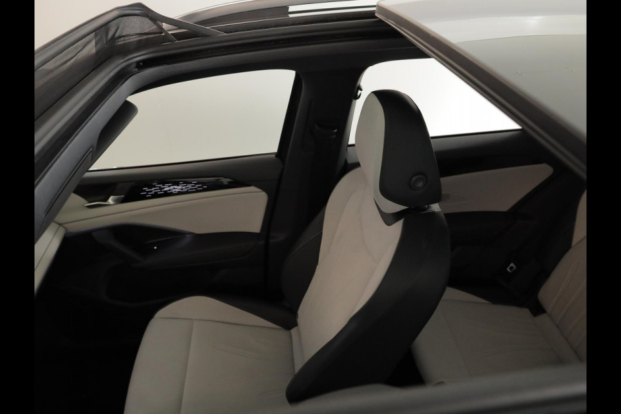 Volkswagen Tiguan 1.5 eHybrid Elegance 204 pk Automaat (DSG) | SOH 100% | Verlengde garantie | Navigatie | Panoramadak | Trekhaak (wegklapbaar) | Parkeersensoren (Park assist) | Rondomzicht camera | Stoelverwarming v/a |