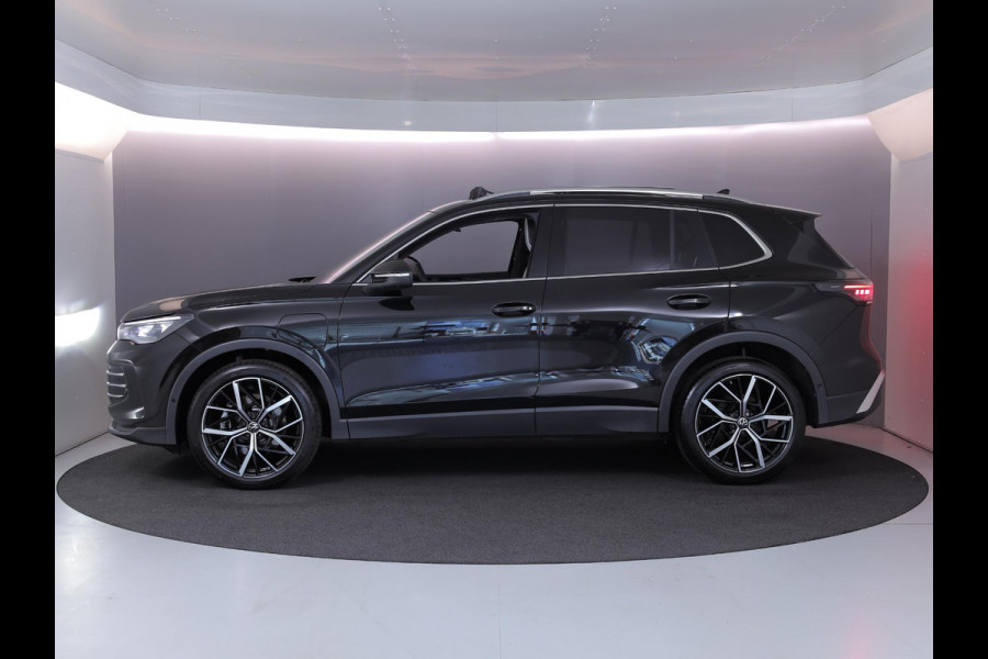 Volkswagen Tiguan 1.5 eHybrid Elegance 204 pk Automaat (DSG) | SOH 100% | Verlengde garantie | Navigatie | Panoramadak | Trekhaak (wegklapbaar) | Parkeersensoren (Park assist) | Rondomzicht camera | Stoelverwarming v/a |