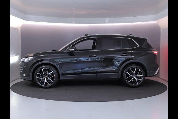 Volkswagen Tiguan 1.5 eHybrid Elegance 204 pk Automaat (DSG) | SOH 100% | Verlengde garantie | Navigatie | Panoramadak | Trekhaak (wegklapbaar) | Parkeersensoren (Park assist) | Rondomzicht camera | Stoelverwarming v/a |