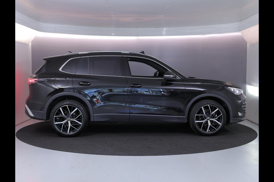 Volkswagen Tiguan 1.5 eHybrid Elegance 204 pk Automaat (DSG) | SOH 100% | Verlengde garantie | Navigatie | Panoramadak | Trekhaak (wegklapbaar) | Parkeersensoren (Park assist) | Rondomzicht camera | Stoelverwarming v/a |