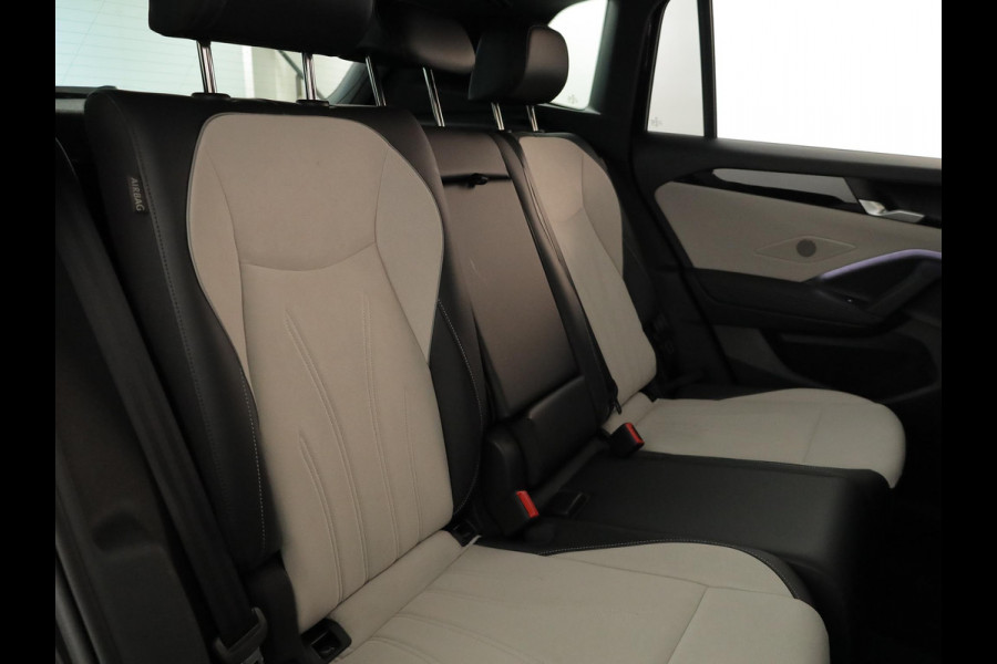 Volkswagen Tiguan 1.5 eHybrid Elegance 204 pk Automaat (DSG) | SOH 100% | Verlengde garantie | Navigatie | Panoramadak | Trekhaak (wegklapbaar) | Parkeersensoren (Park assist) | Rondomzicht camera | Stoelverwarming v/a |