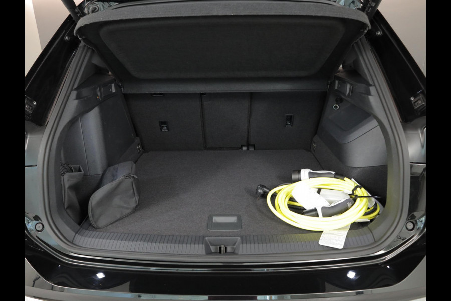 Volkswagen Tiguan 1.5 eHybrid Elegance 204 pk Automaat (DSG) | SOH 100% | Verlengde garantie | Navigatie | Panoramadak | Trekhaak (wegklapbaar) | Parkeersensoren (Park assist) | Rondomzicht camera | Stoelverwarming v/a |