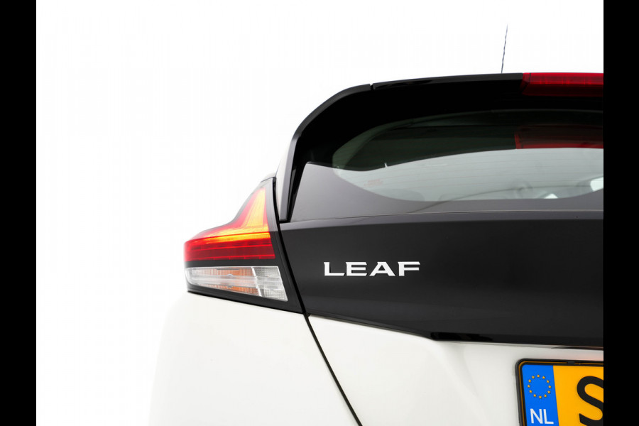 Nissan Leaf Acenta 40 kWh (INCL-BTW) Aut. *HEATPUMP | ADAPTIVE-CRUISE | KEYLESS | TOPVIEW | NAVI-FULLMAP | BLINDSPOT | DAB+ | HEATED-COMFORTSEATS | DIGI-COCKPIT | PRIVACYGLASS | 16"ALU*