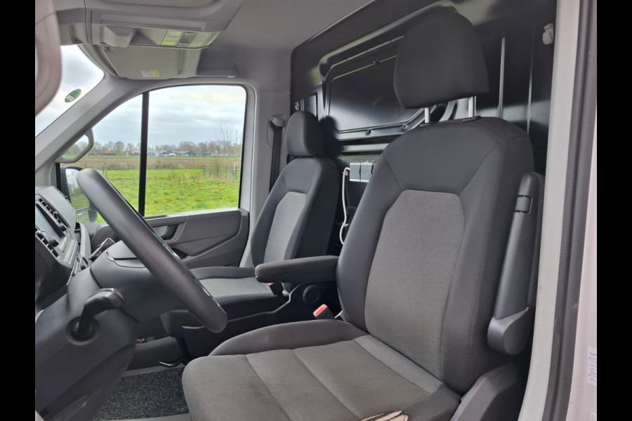 Volkswagen Crafter 35 2.0TDI 177pk! L3H3 EL Highline Trekhaak Camera Navi PDC-a+v Dab Treeplanken Schuifdeur Bluetooth EURO-6 CruiseControl Voorruitverwarming Betonplex-Vloer Wandbetimmering Aut.Verlichting Elek.Ramen/Spiegels Euro 6 Krachtige motor 177pk/410Nm zorgt voor 3.500 kg Trekgewicht!