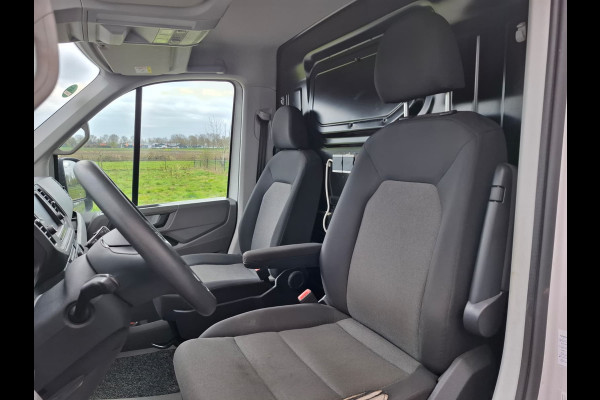 Volkswagen Crafter 35 2.0TDI 177pk! L3H3 EL Highline Trekhaak Camera Navi PDC-a+v Dab Treeplanken Schuifdeur Bluetooth EURO-6 CruiseControl Voorruitverwarming Betonplex-Vloer Wandbetimmering Aut.Verlichting Elek.Ramen/Spiegels Euro 6 Krachtige motor 177pk/410Nm zorgt voor 3.500 kg Trekgewicht!