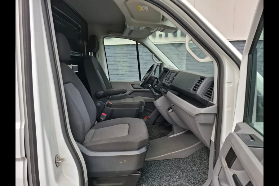 Volkswagen Crafter 35 2.0TDI 177pk! L3H3 EL Highline Trekhaak Camera Navi PDC-a+v Dab Treeplanken Schuifdeur Bluetooth EURO-6 CruiseControl Voorruitverwarming Betonplex-Vloer Wandbetimmering Aut.Verlichting Elek.Ramen/Spiegels Euro 6 Krachtige motor 177pk/410Nm zorgt voor 3.500 kg Trekgewicht!