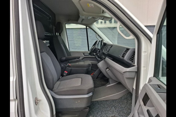 Volkswagen Crafter 35 2.0TDI 177pk! L3H3 EL Highline Trekhaak Camera Navi PDC-a+v Dab Treeplanken Schuifdeur Bluetooth EURO-6 CruiseControl Voorruitverwarming Betonplex-Vloer Wandbetimmering Aut.Verlichting Elek.Ramen/Spiegels Euro 6 Krachtige motor 177pk/410Nm zorgt voor 3.500 kg Trekgewicht!