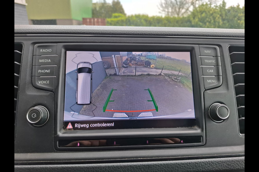 Volkswagen Crafter 35 2.0TDI 177pk! L3H3 EL Highline Trekhaak Camera Navi PDC-a+v Dab Treeplanken Schuifdeur Bluetooth EURO-6 CruiseControl Voorruitverwarming Betonplex-Vloer Wandbetimmering Aut.Verlichting Elek.Ramen/Spiegels Euro 6 Krachtige motor 177pk/410Nm zorgt voor 3.500 kg Trekgewicht!