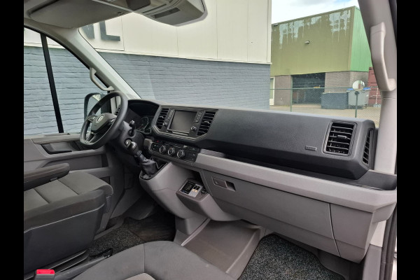 Volkswagen Crafter 35 2.0TDI 177pk! L3H3 EL Highline Trekhaak Camera Navi PDC-a+v Dab Treeplanken Schuifdeur Bluetooth EURO-6 CruiseControl Voorruitverwarming Betonplex-Vloer Wandbetimmering Aut.Verlichting Elek.Ramen/Spiegels Euro 6 Krachtige motor 177pk/410Nm zorgt voor 3.500 kg Trekgewicht!
