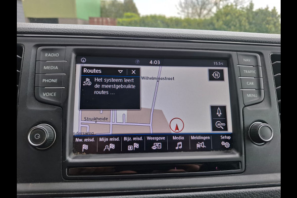 Volkswagen Crafter 35 2.0TDI 177pk! L3H3 EL Highline Trekhaak Camera Navi PDC-a+v Dab Treeplanken Schuifdeur Bluetooth EURO-6 CruiseControl Voorruitverwarming Betonplex-Vloer Wandbetimmering Aut.Verlichting Elek.Ramen/Spiegels Euro 6 Krachtige motor 177pk/410Nm zorgt voor 3.500 kg Trekgewicht!