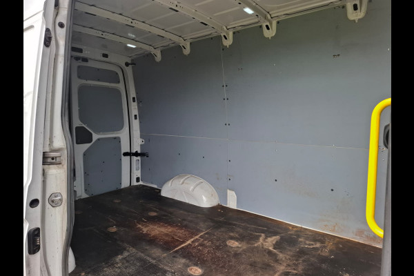 Volkswagen Crafter 35 2.0TDI 177pk! L3H3 EL Highline Trekhaak Camera Navi PDC-a+v Dab Treeplanken Schuifdeur Bluetooth EURO-6 CruiseControl Voorruitverwarming Betonplex-Vloer Wandbetimmering Aut.Verlichting Elek.Ramen/Spiegels Euro 6 Krachtige motor 177pk/410Nm zorgt voor 3.500 kg Trekgewicht!