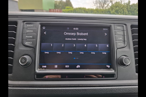 Volkswagen Crafter 35 2.0TDI 177pk! L3H3 EL Highline Trekhaak Camera Navi PDC-a+v Dab Treeplanken Schuifdeur Bluetooth EURO-6 CruiseControl Voorruitverwarming Betonplex-Vloer Wandbetimmering Aut.Verlichting Elek.Ramen/Spiegels Euro 6 Krachtige motor 177pk/410Nm zorgt voor 3.500 kg Trekgewicht!