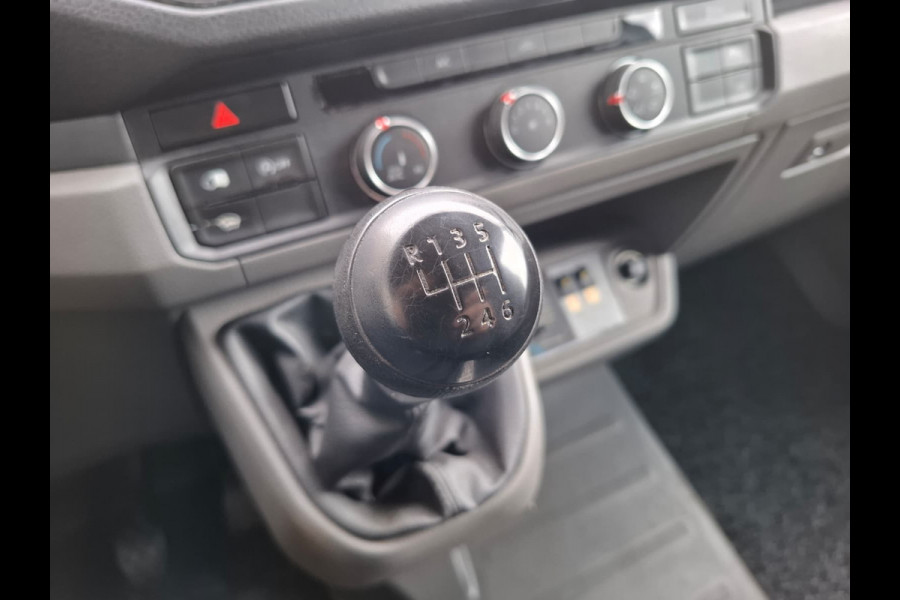 Volkswagen Crafter 35 2.0TDI 177pk! L3H3 EL Highline Trekhaak Camera Navi PDC-a+v Dab Treeplanken Schuifdeur Bluetooth EURO-6 CruiseControl Voorruitverwarming Betonplex-Vloer Wandbetimmering Aut.Verlichting Elek.Ramen/Spiegels Euro 6 Krachtige motor 177pk/410Nm zorgt voor 3.500 kg Trekgewicht!