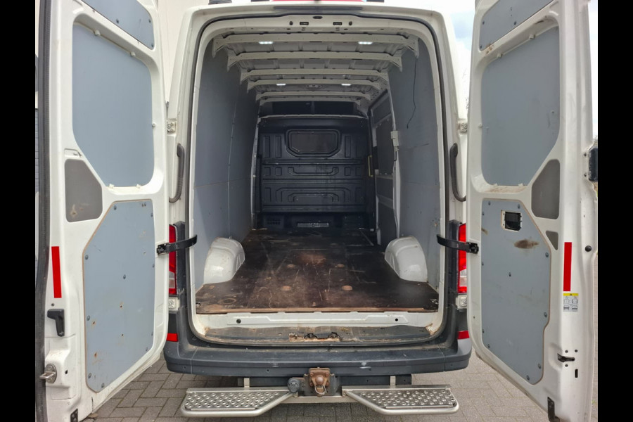 Volkswagen Crafter 35 2.0TDI 177pk! L3H3 EL Highline Trekhaak Camera Navi PDC-a+v Dab Treeplanken Schuifdeur Bluetooth EURO-6 CruiseControl Voorruitverwarming Betonplex-Vloer Wandbetimmering Aut.Verlichting Elek.Ramen/Spiegels Euro 6 Krachtige motor 177pk/410Nm zorgt voor 3.500 kg Trekgewicht!