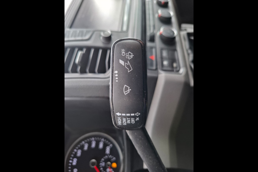 Volkswagen Crafter 35 2.0TDI 177pk! L3H3 EL Highline Trekhaak Camera Navi PDC-a+v Dab Treeplanken Schuifdeur Bluetooth EURO-6 CruiseControl Voorruitverwarming Betonplex-Vloer Wandbetimmering Aut.Verlichting Elek.Ramen/Spiegels Euro 6 Krachtige motor 177pk/410Nm zorgt voor 3.500 kg Trekgewicht!