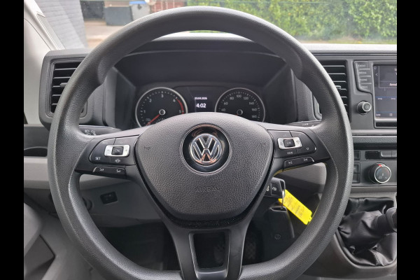 Volkswagen Crafter 35 2.0TDI 177pk! L3H3 EL Highline Trekhaak Camera Navi PDC-a+v Dab Treeplanken Schuifdeur Bluetooth EURO-6 CruiseControl Voorruitverwarming Betonplex-Vloer Wandbetimmering Aut.Verlichting Elek.Ramen/Spiegels Euro 6 Krachtige motor 177pk/410Nm zorgt voor 3.500 kg Trekgewicht!