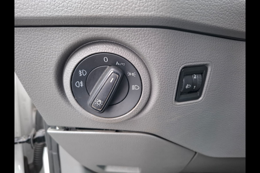 Volkswagen Crafter 35 2.0TDI 177pk! L3H3 EL Highline Trekhaak Camera Navi PDC-a+v Dab Treeplanken Schuifdeur Bluetooth EURO-6 CruiseControl Voorruitverwarming Betonplex-Vloer Wandbetimmering Aut.Verlichting Elek.Ramen/Spiegels Euro 6 Krachtige motor 177pk/410Nm zorgt voor 3.500 kg Trekgewicht!