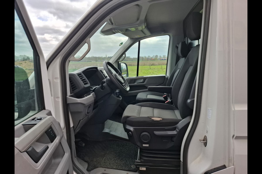 Volkswagen Crafter 35 2.0TDI 177pk! L3H3 EL Highline Trekhaak Camera Navi PDC-a+v Dab Treeplanken Schuifdeur Bluetooth EURO-6 CruiseControl Voorruitverwarming Betonplex-Vloer Wandbetimmering Aut.Verlichting Elek.Ramen/Spiegels Euro 6 Krachtige motor 177pk/410Nm zorgt voor 3.500 kg Trekgewicht!
