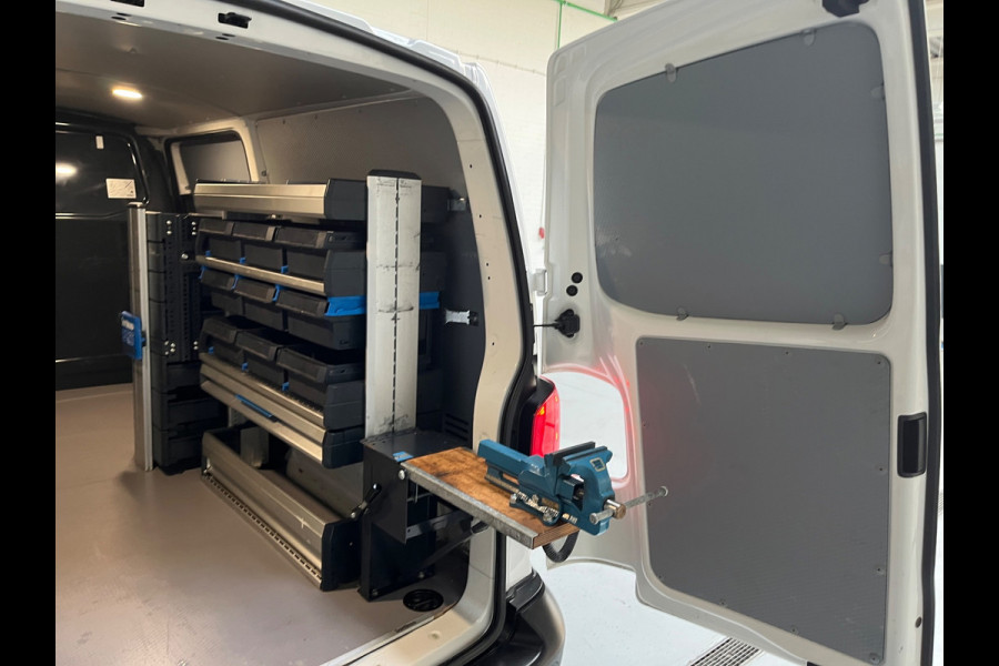 Volkswagen Transporter Automaat DSG Servicewagen 2.0 TDI 150pk L2H1 3Persoons Sortimo Inrichting, Airco, Navigatie, RIJKLAARPRIJS!