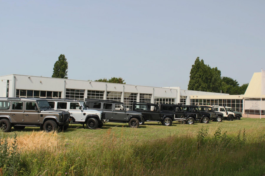 Land Rover Defender D240 110 S 7 Seater incl. Btw / BPM geel kenteken „De Uiver” Special Lier
