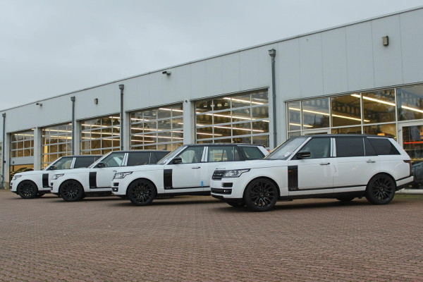 Land Rover Defender D240 110 S 7 Seater incl. Btw / BPM geel kenteken „De Uiver” Special Lier