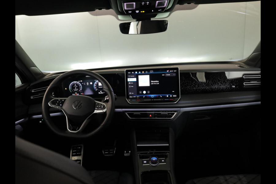Volkswagen Tiguan 1.5 eHybrid R-Line Edition 272 pk Automaat (DSG) | Verlengde garantie | Navigatie | Panoramadak | Parkeersensoren (Park assist) | Rondomzicht camera | Stoelverwarming v/a | R-Line |