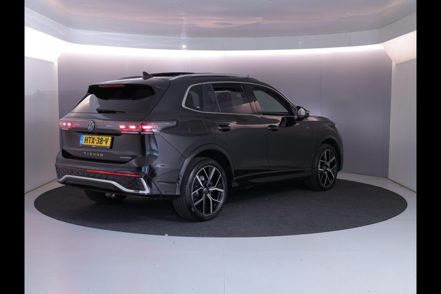 Volkswagen Tiguan 1.5 eHybrid R-Line Edition 272 pk Automaat (DSG) | Verlengde garantie | Navigatie | Panoramadak | Parkeersensoren (Park assist) | Rondomzicht camera | Stoelverwarming v/a | R-Line |