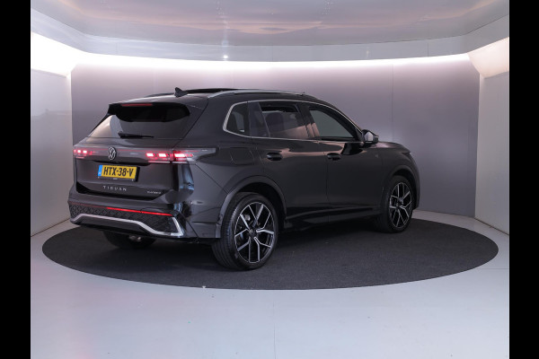 Volkswagen Tiguan 1.5 eHybrid R-Line Edition 272 pk Automaat (DSG) | Verlengde garantie | Navigatie | Panoramadak | Parkeersensoren (Park assist) | Rondomzicht camera | Stoelverwarming v/a | R-Line |