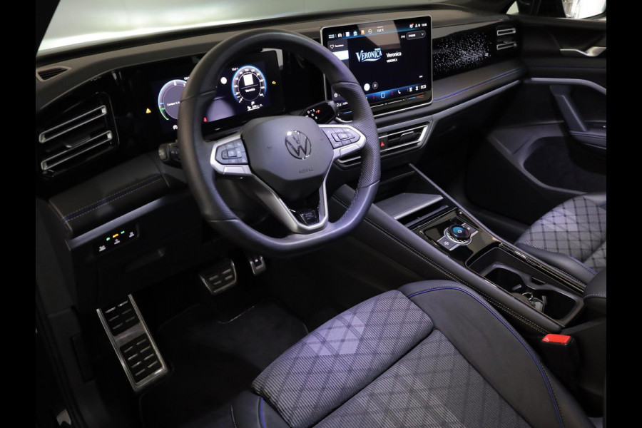 Volkswagen Tiguan 1.5 eHybrid R-Line Edition 272 pk Automaat (DSG) | Verlengde garantie | Navigatie | Panoramadak | Parkeersensoren (Park assist) | Rondomzicht camera | Stoelverwarming v/a | R-Line |