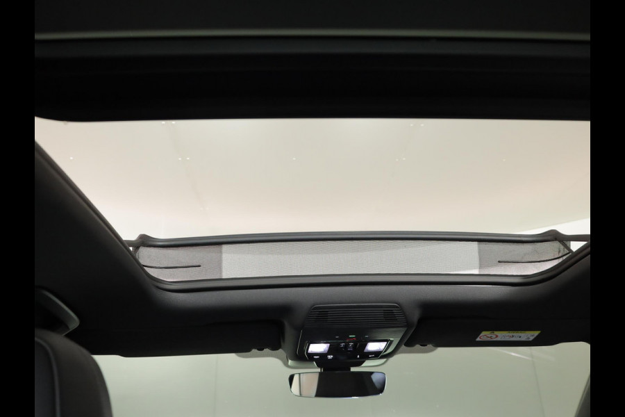 Volkswagen Tiguan 1.5 eHybrid R-Line Edition 272 pk Automaat (DSG) | Verlengde garantie | Navigatie | Panoramadak | Parkeersensoren (Park assist) | Rondomzicht camera | Stoelverwarming v/a | R-Line |