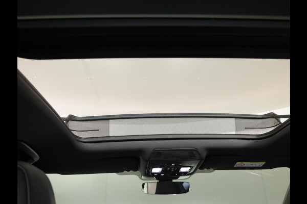 Volkswagen Tiguan 1.5 eHybrid R-Line Edition 272 pk Automaat (DSG) | Verlengde garantie | Navigatie | Panoramadak | Parkeersensoren (Park assist) | Rondomzicht camera | Stoelverwarming v/a | R-Line |