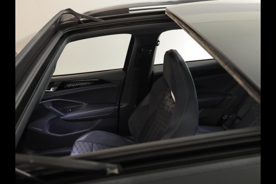 Volkswagen Tiguan 1.5 eHybrid R-Line Edition 272 pk Automaat (DSG) | Verlengde garantie | Navigatie | Panoramadak | Parkeersensoren (Park assist) | Rondomzicht camera | Stoelverwarming v/a | R-Line |