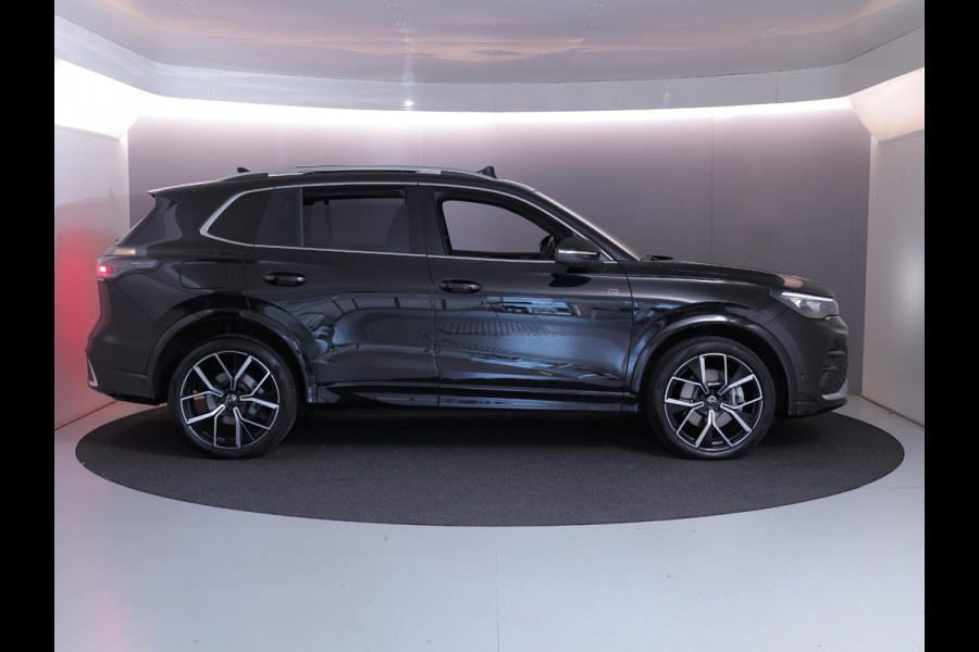Volkswagen Tiguan 1.5 eHybrid R-Line Edition 272 pk Automaat (DSG) | Verlengde garantie | Navigatie | Panoramadak | Parkeersensoren (Park assist) | Rondomzicht camera | Stoelverwarming v/a | R-Line |