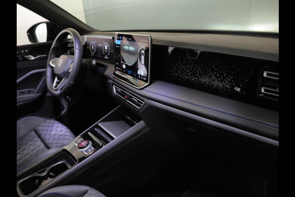 Volkswagen Tiguan 1.5 eHybrid R-Line Edition 272 pk Automaat (DSG) | Verlengde garantie | Navigatie | Panoramadak | Parkeersensoren (Park assist) | Rondomzicht camera | Stoelverwarming v/a | R-Line |