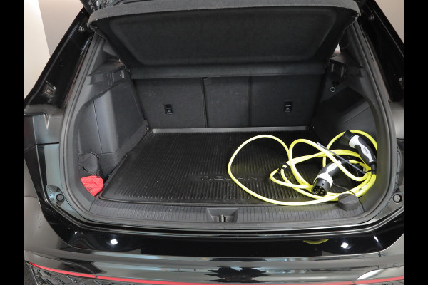 Volkswagen Tiguan 1.5 eHybrid R-Line Edition 272 pk Automaat (DSG) | Verlengde garantie | Navigatie | Panoramadak | Parkeersensoren (Park assist) | Rondomzicht camera | Stoelverwarming v/a | R-Line |