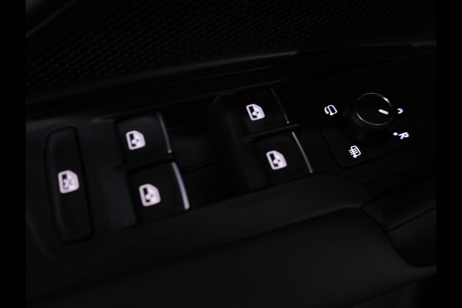 Volkswagen Tiguan 1.5 eHybrid R-Line Edition 272 pk Automaat (DSG) | Verlengde garantie | Navigatie | Panoramadak | Parkeersensoren (Park assist) | Rondomzicht camera | Stoelverwarming v/a | R-Line |