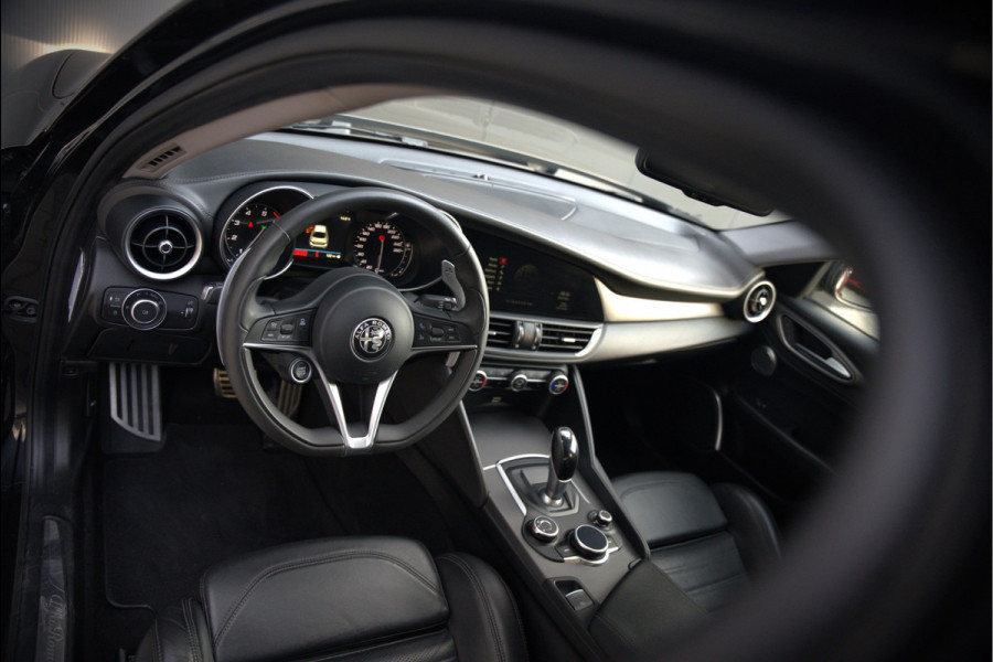 Alfa Romeo Giulia 2.0 T AWD Veloce Q4 | Harman Kardon | Stuurverwarming | Stoelverwarming | Memory Seat | Keyless | Adaptive Cruise Control | Camera | Navigatie | DNA | Leer | QV Velgen | Elektrische Stoelen | Dodehoek Detectie |