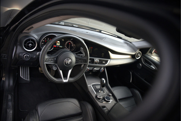 Alfa Romeo Giulia 2.0 T AWD Veloce Q4 | Harman Kardon | Stuurverwarming | Stoelverwarming | Memory Seat | Keyless | Adaptive Cruise Control | Camera | Navigatie | DNA | Leer | QV Velgen | Elektrische Stoelen | Dodehoek Detectie |